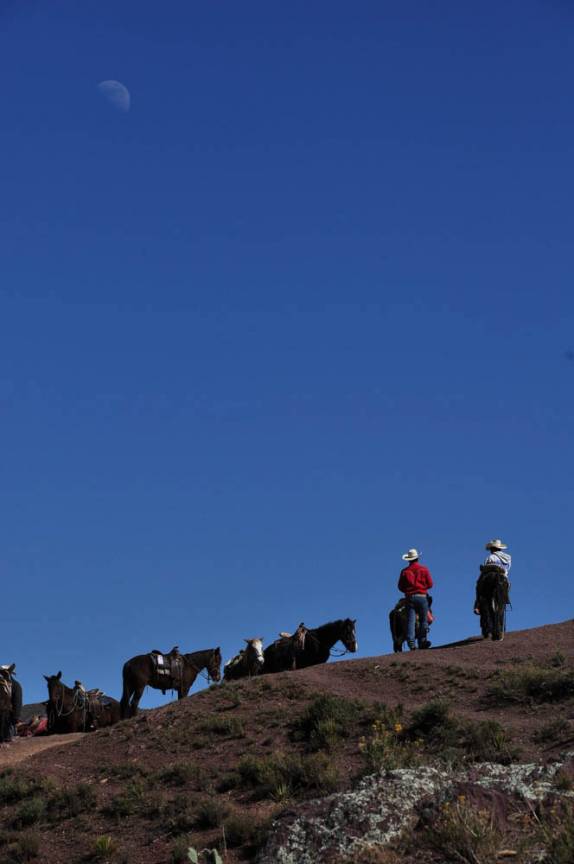 Cavalos e guias esperam seus clientes sob a lua e um céu azul, aos pés de El Quemado, na região de Real de Catorce, pueblo mágico no norte do México